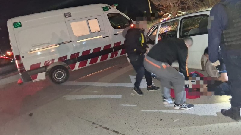 Encontraron a un hombre convulsionando dentro de un auto y murió en plena calle