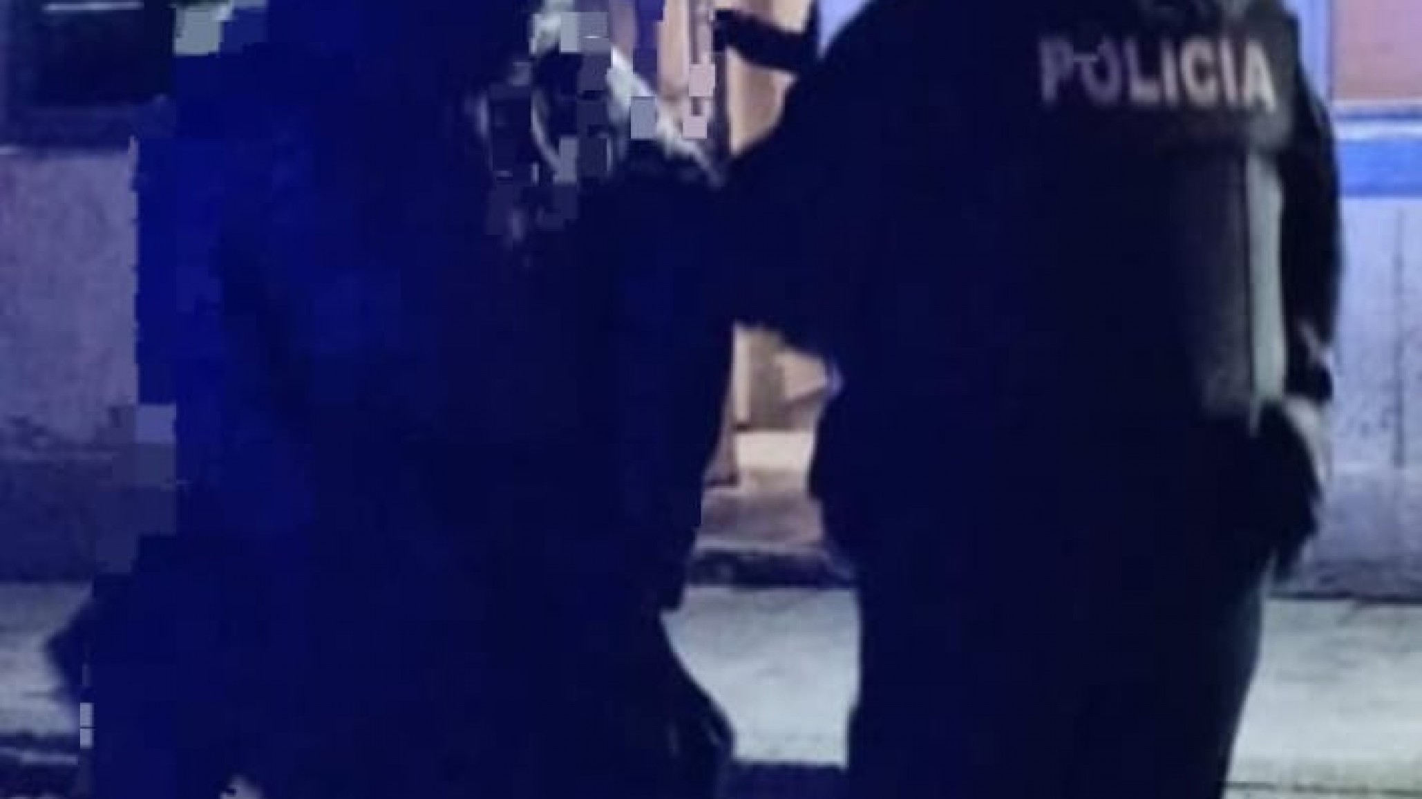 Una presunta pelea de pareja terminó con piedrazos contra una vivienda y una detenida