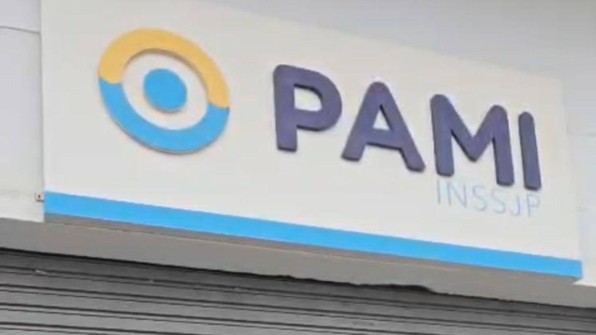 Jubilados en Lucha juntan firmas para exigir la normalización del PAMI