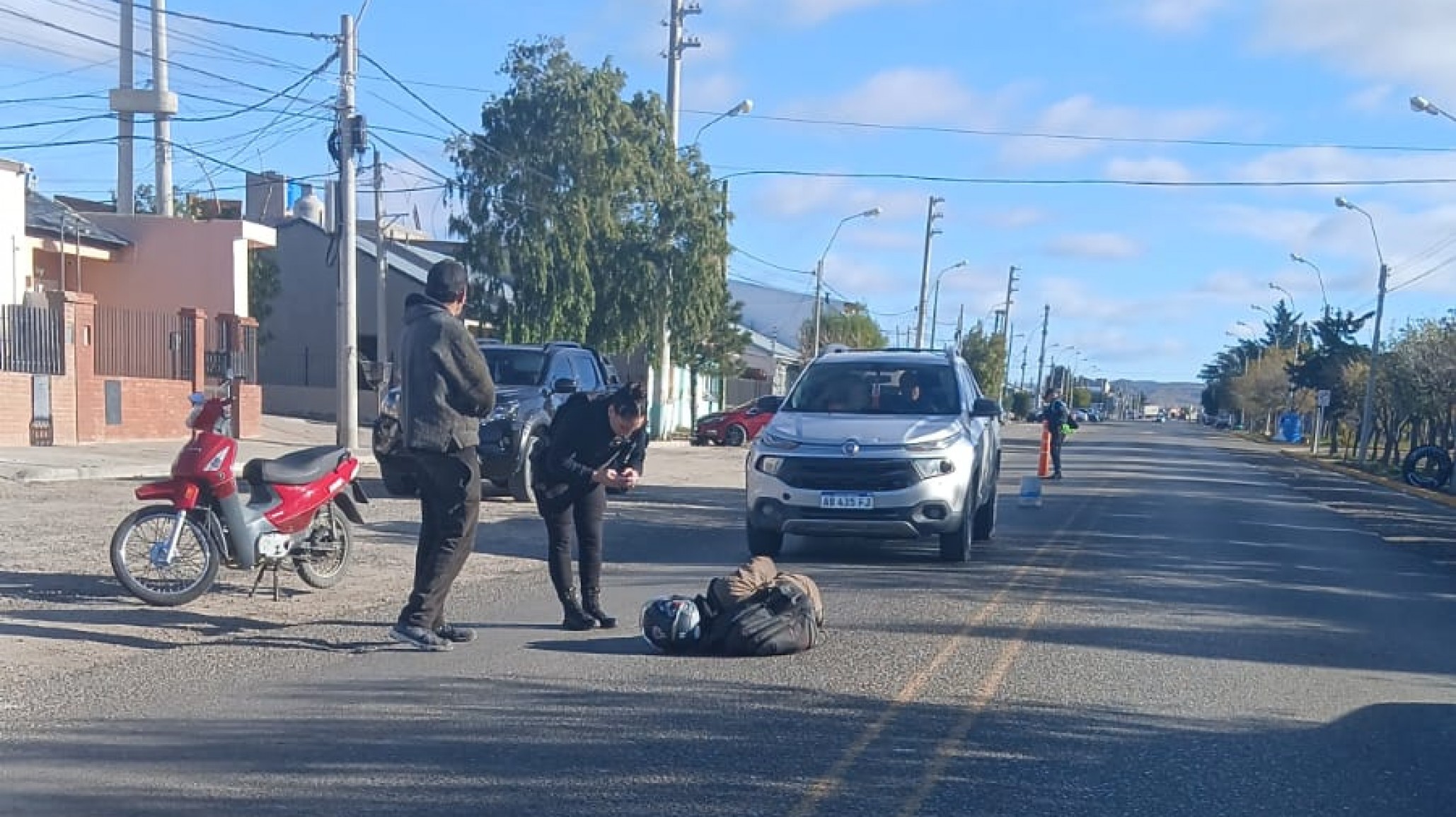 Un motociclista sufrió una fractura tras caer al esquivar un perro en Km 8