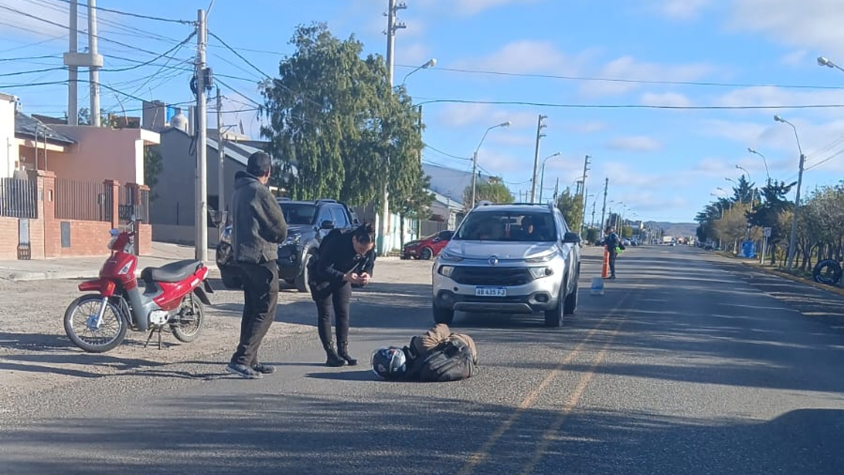 Un motociclista sufrió una fractura tras caer al esquivar un perro en Km 8