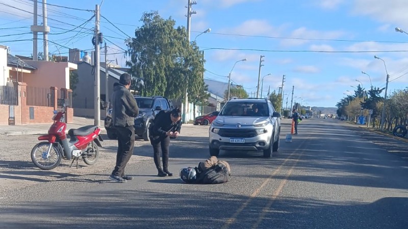Un motociclista sufrió una fractura tras caer al esquivar un perro en Km 8