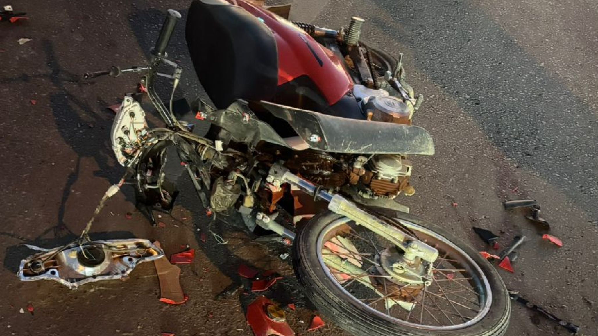 Un motociclista terminó herido tras chocar contra una camioneta frente a Maxiconsumo