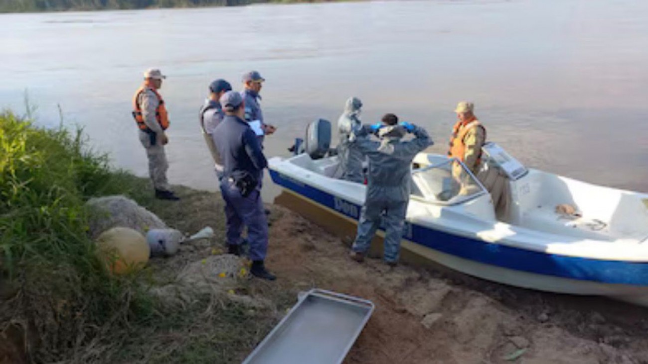 Hallaron el cuerpo de un joven enganchado a una canoa en el Paraná