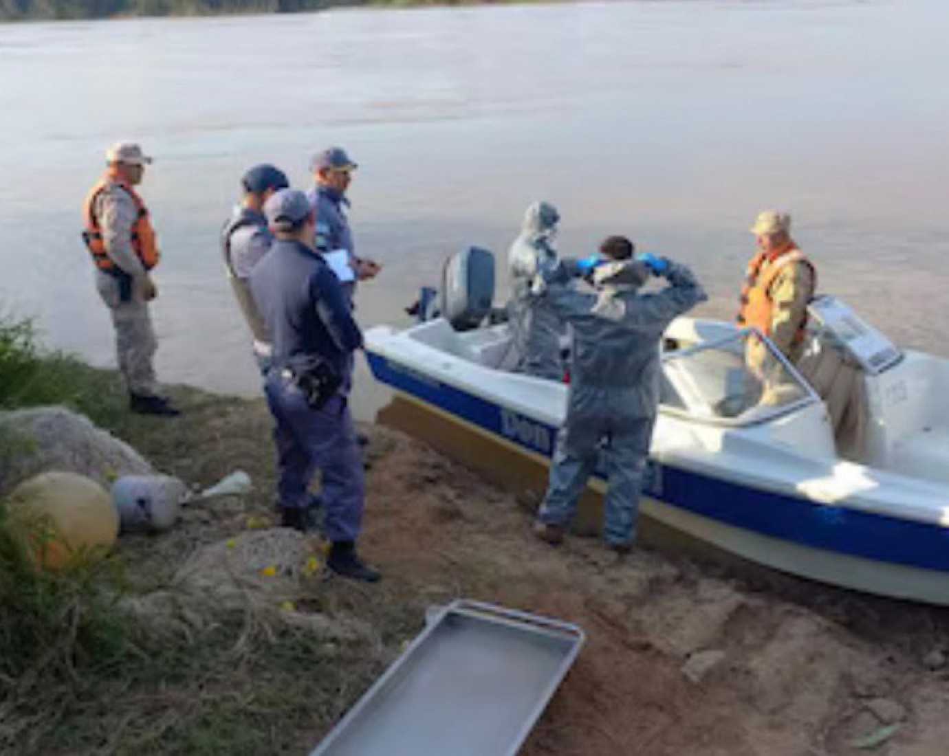 Hallaron el cuerpo de un joven enganchado a una canoa en el Paraná