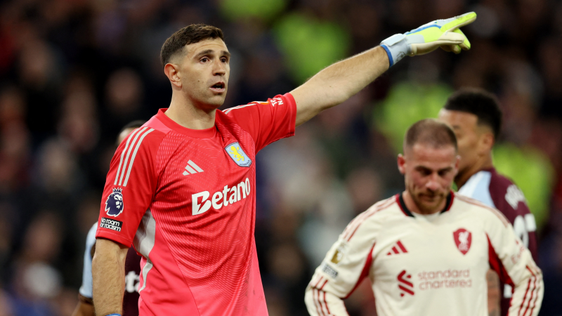 Dibu Martínez y Mac Allister protagonizaron un fuerte cruce en la Premier League