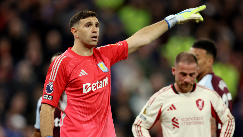 Dibu Martínez y Mac Allister protagonizaron un fuerte cruce en la Premier League