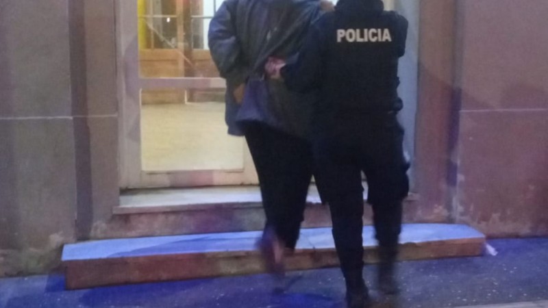Comodoro Rivadavia: detuvieron a una mujer y a un adolescente por intento de hurto de quesos y fiambres en un supermercado