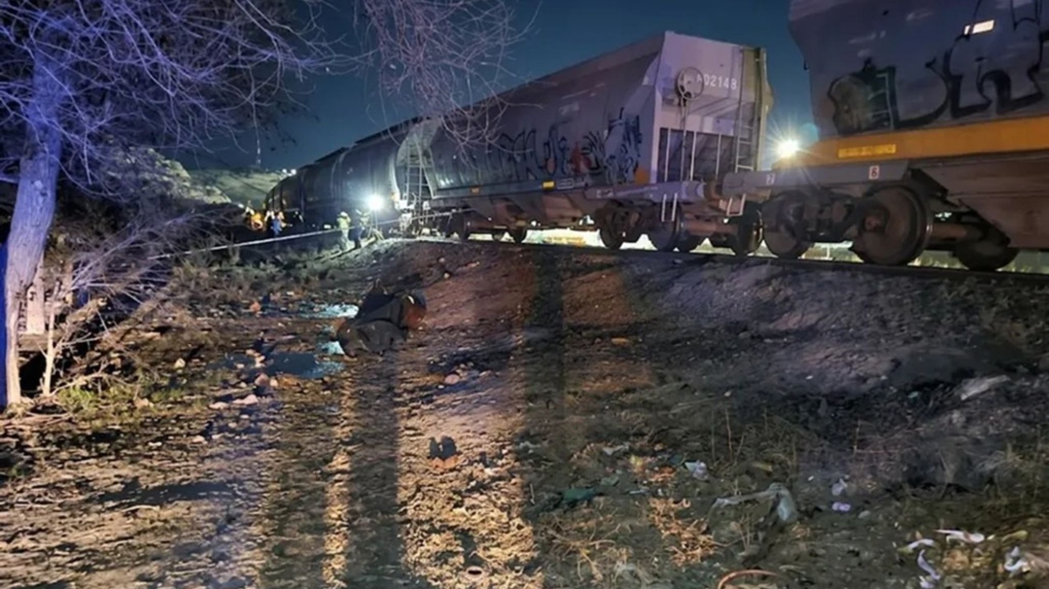 Tragedia en Villa Regina: un hombre murió atropellado por un tren de carga y buscan identificarlo