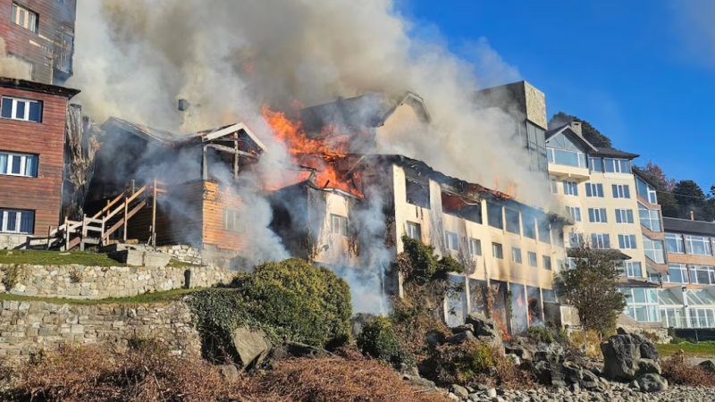 Bariloche: un incendio devoró el histórico Hotel Huemul a orillas del Nahuel Huapi