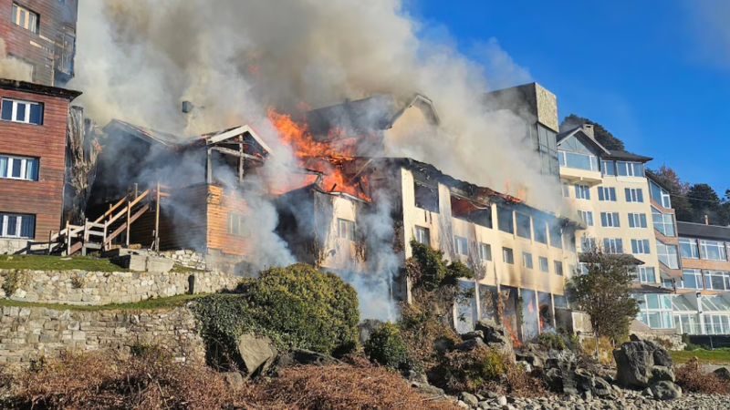 Bariloche: un incendio devoró el histórico Hotel Huemul a orillas del Nahuel Huapi