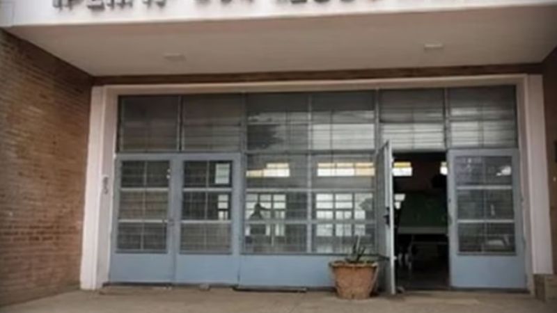 Tragedia en Córdoba: falleció una adolescente tras caerle un arco de fútbol en una escuela