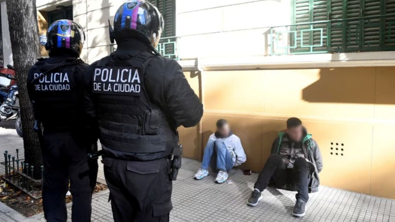 Recoleta: detuvieron a dos motochorros que escapaban con figuritas del Mundial 2026 tras una persecución