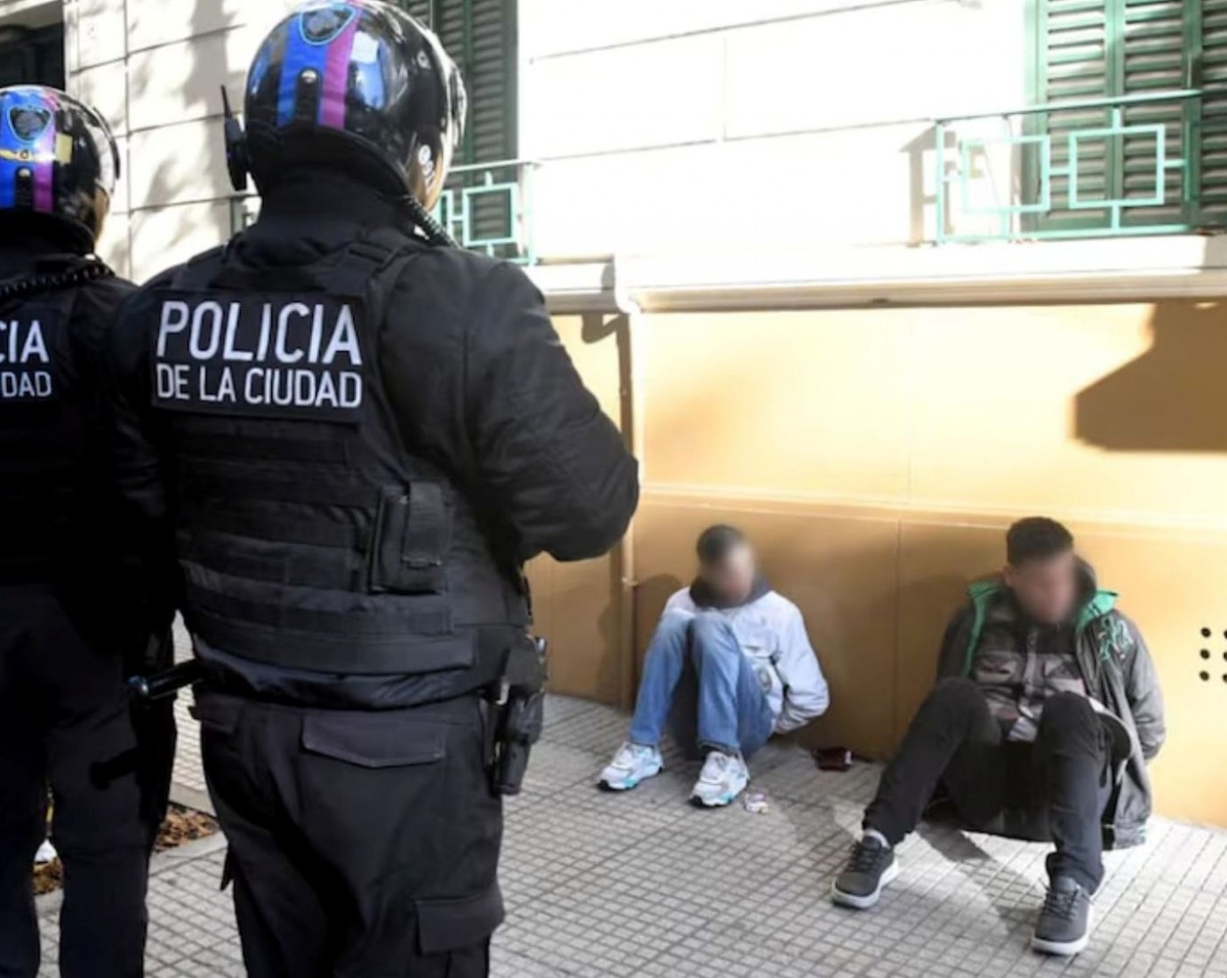 Recoleta: detuvieron a dos motochorros que escapaban con figuritas del Mundial 2026 tras una persecución