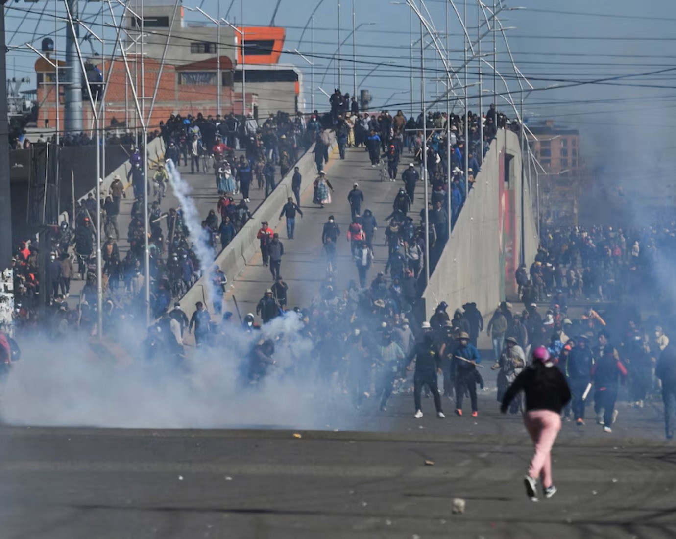 Crisis en Bolivia: La Paz sigue bloqueada pese al operativo militar y crece la tensión social