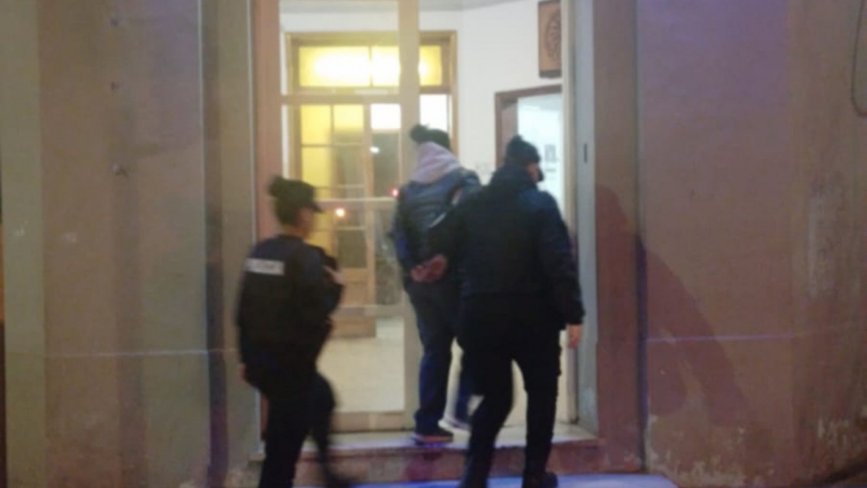 Escándalo en el Hospital Regional de Comodoro: detienen a una mujer con pedido de captura y demoran a su pareja por disturbios