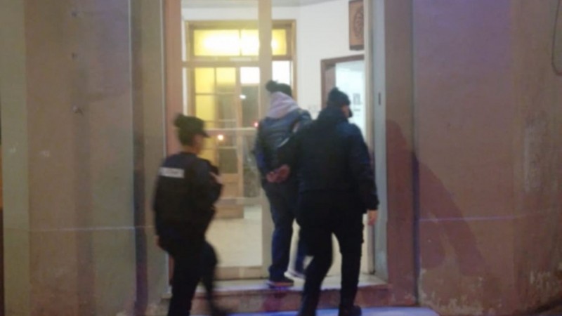 Escándalo en el Hospital Regional de Comodoro: detienen a una mujer con pedido de captura y demoran a su pareja por disturbios