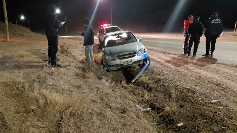 Despiste en el Cerro Chenque: conductor dio positivo en alcoholemia y sufrió daños en su auto