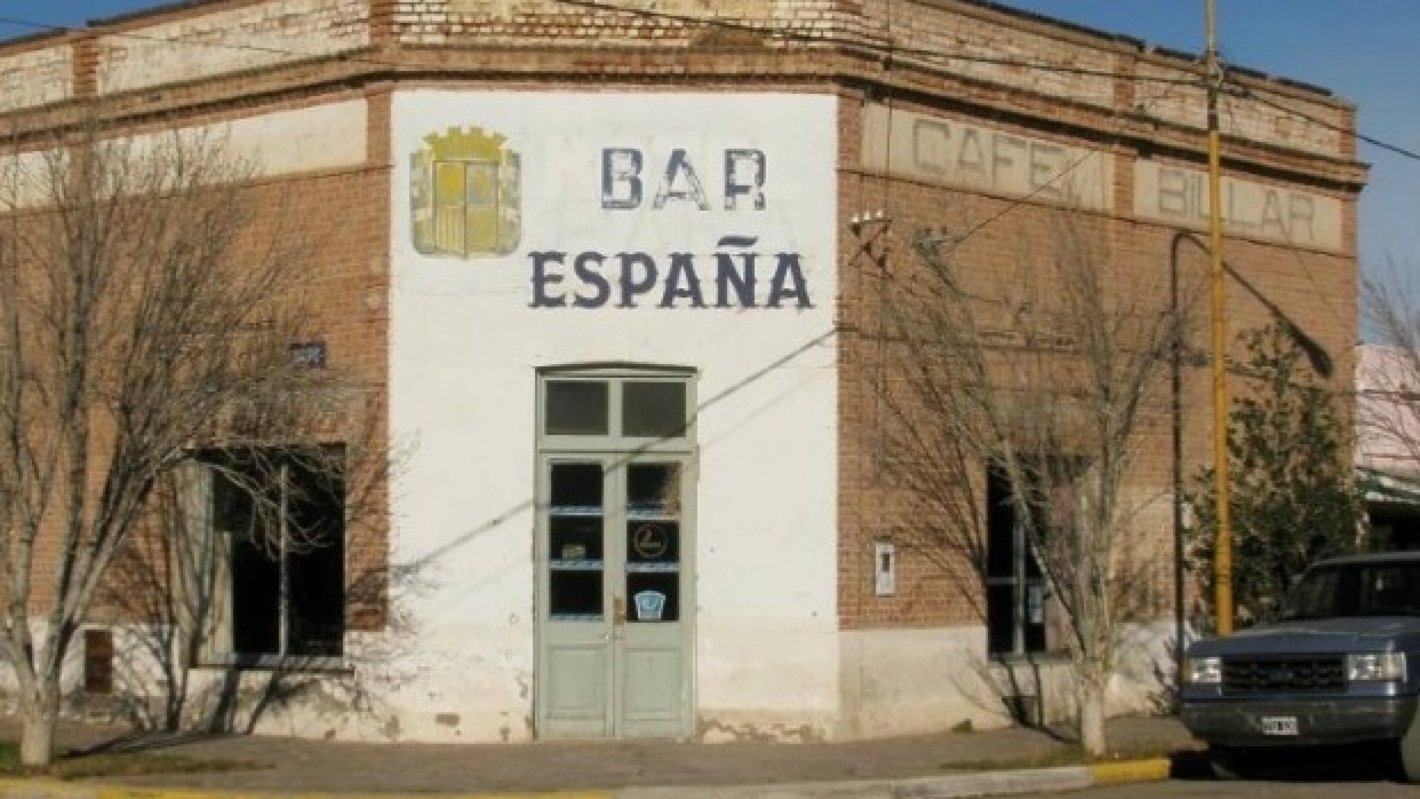 Golpe federal en Dolavon: allanaron el Bar España y una vivienda por una causa de narcotráfico, trata y lavado