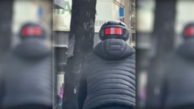 Llevaba un casco que decía "soltero", pero la verdadera historia detrás sorprendió a todos