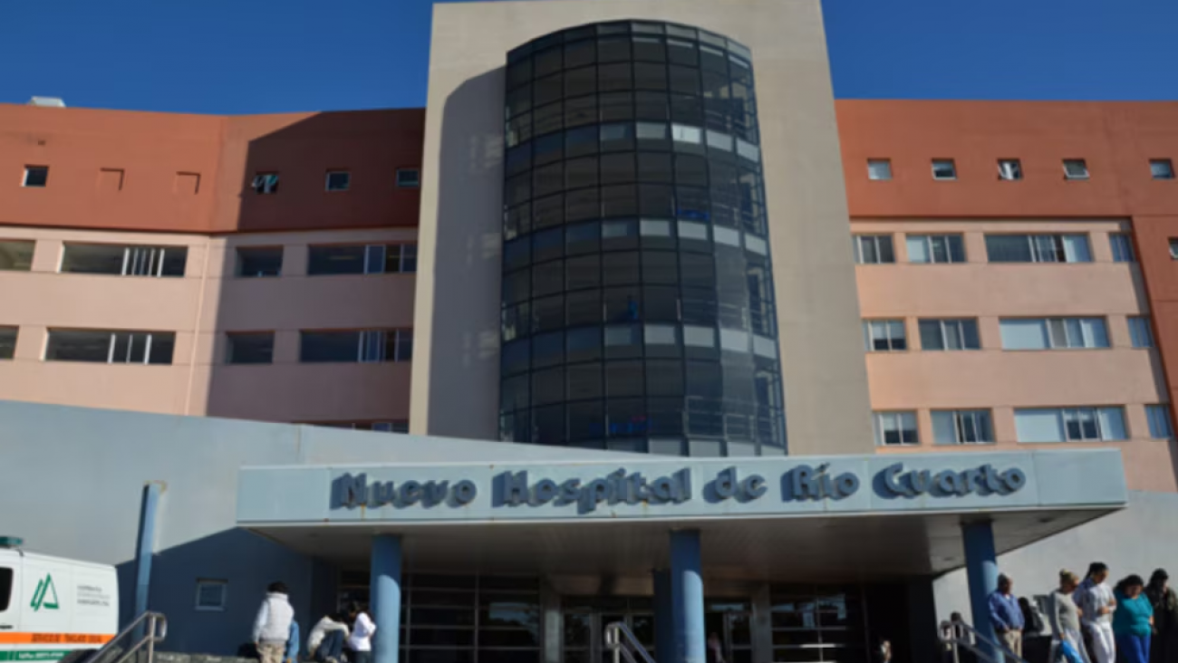 Un joven fue apuñalado por el padrastro de su novia y permanece internado