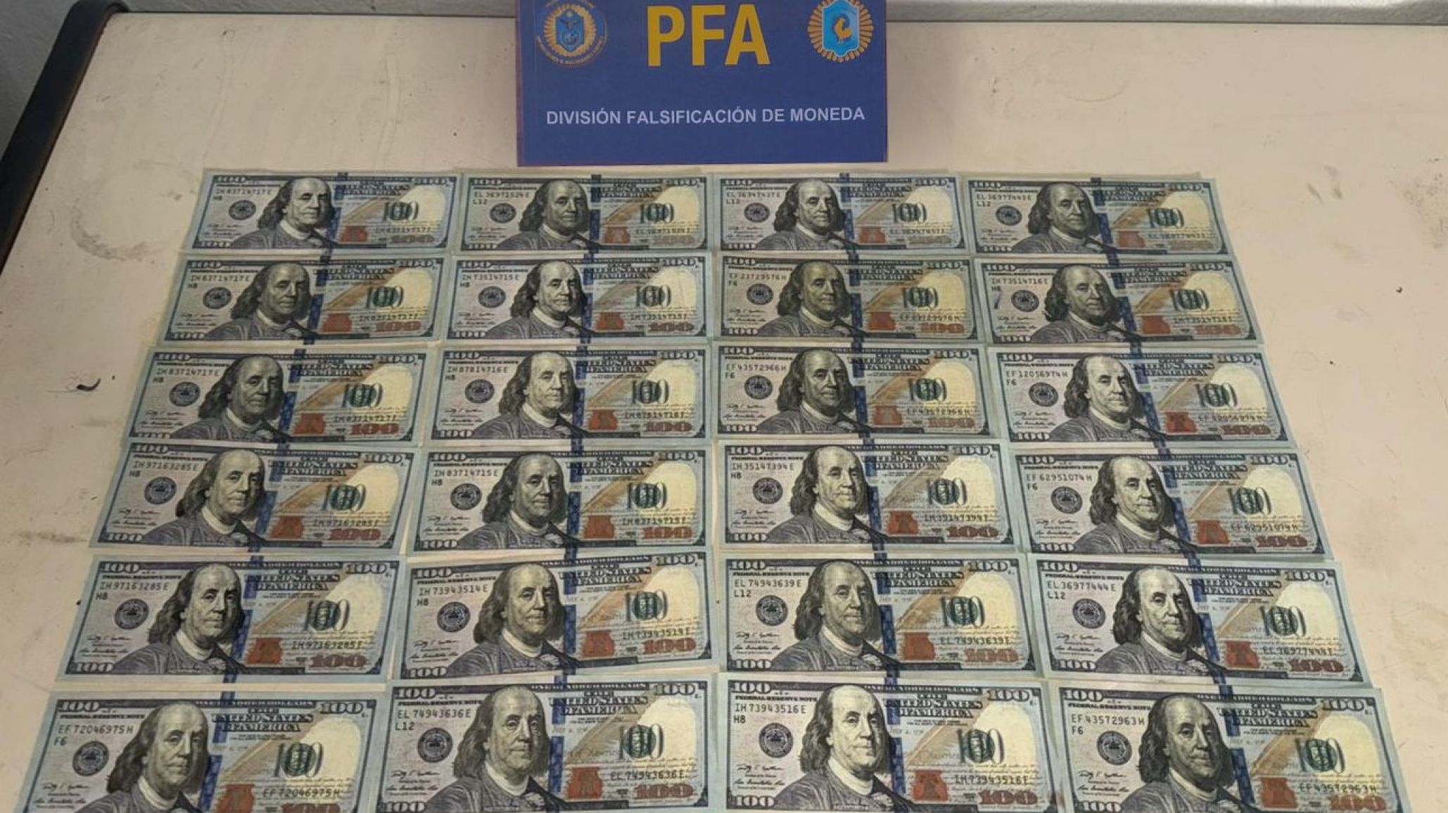 Cayeron "Los Falsimuladores": desbaratan a una banda que inundaba comercios con dólares y pesos falsos