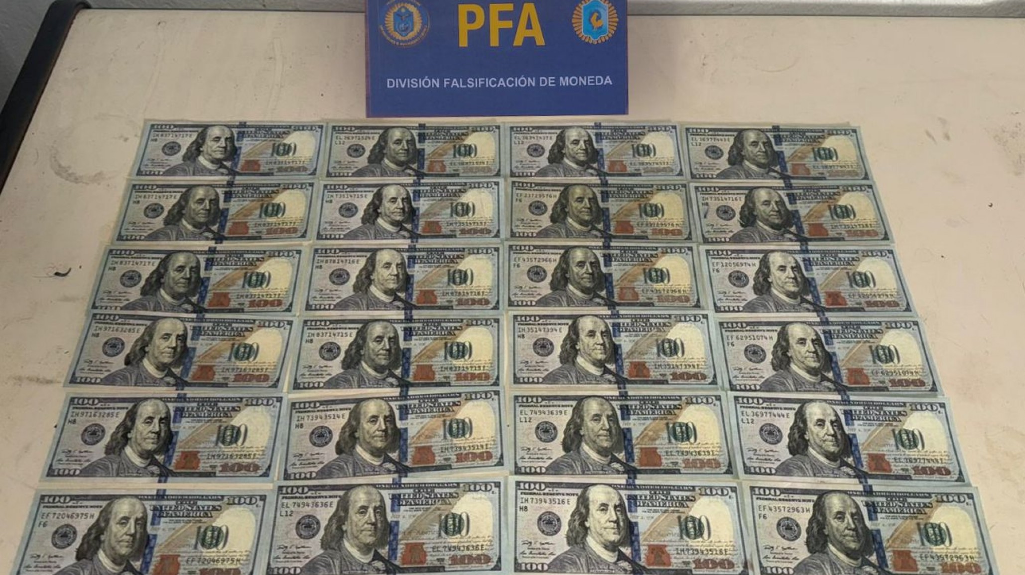Cayeron "Los Falsimuladores": desbaratan a una banda que inundaba comercios con dólares y pesos falsos