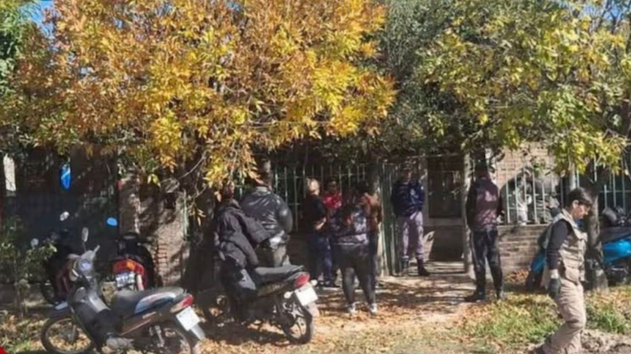 Encontraron a una mujer calcinada en el patio de su casa y sospechan de su pareja