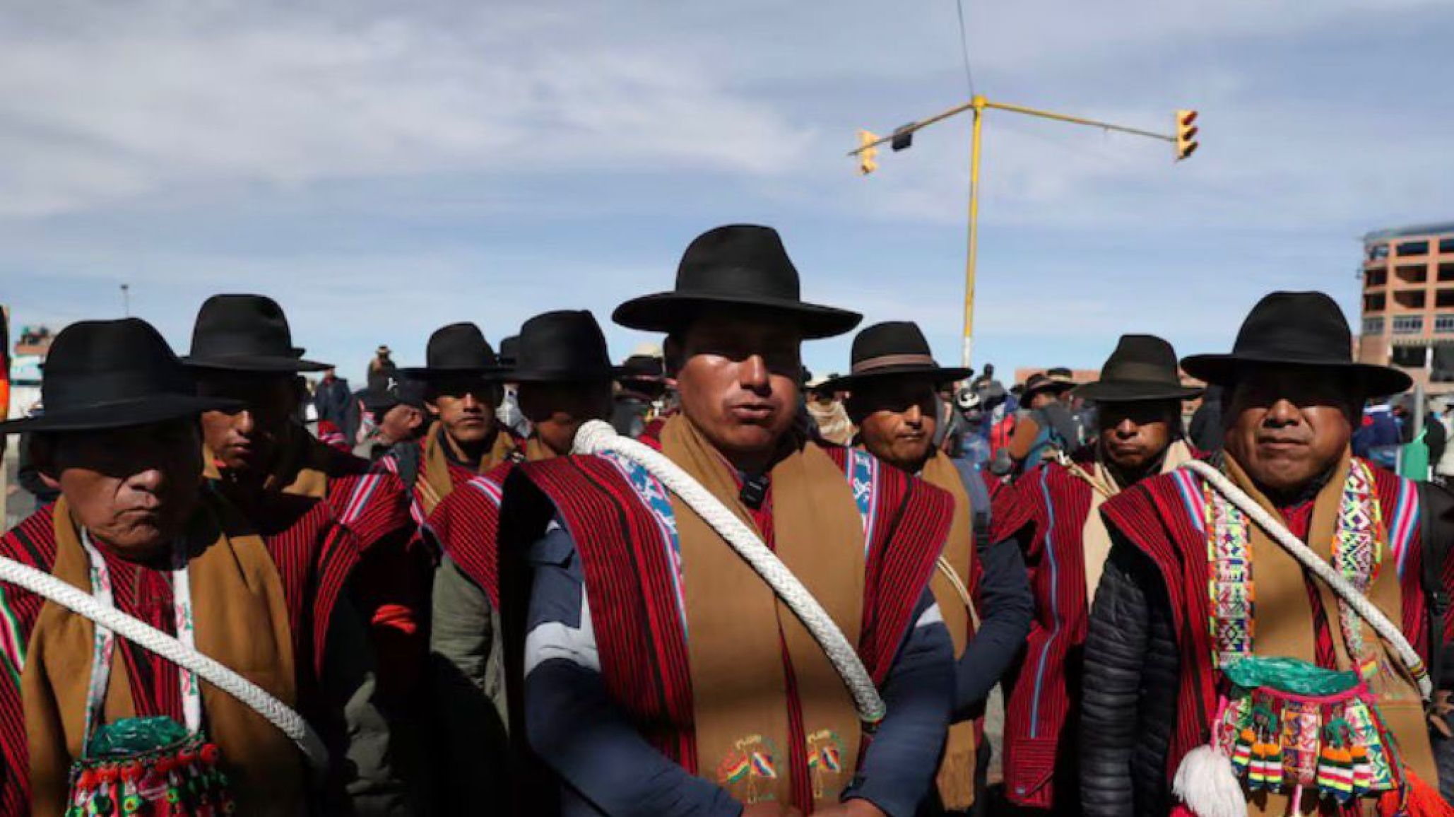 Quiénes son los "Ponchos Rojos", el movimiento aymara que impulsa protestas contra el gobierno boliviano