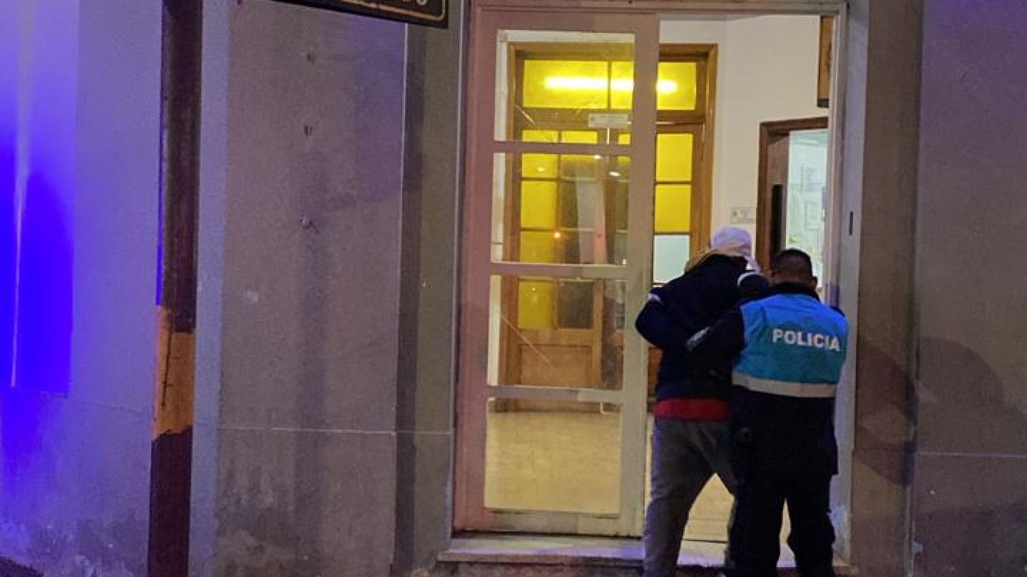 Demoraron a un hombre en el centro por insultar a policías y negarse a identificarse