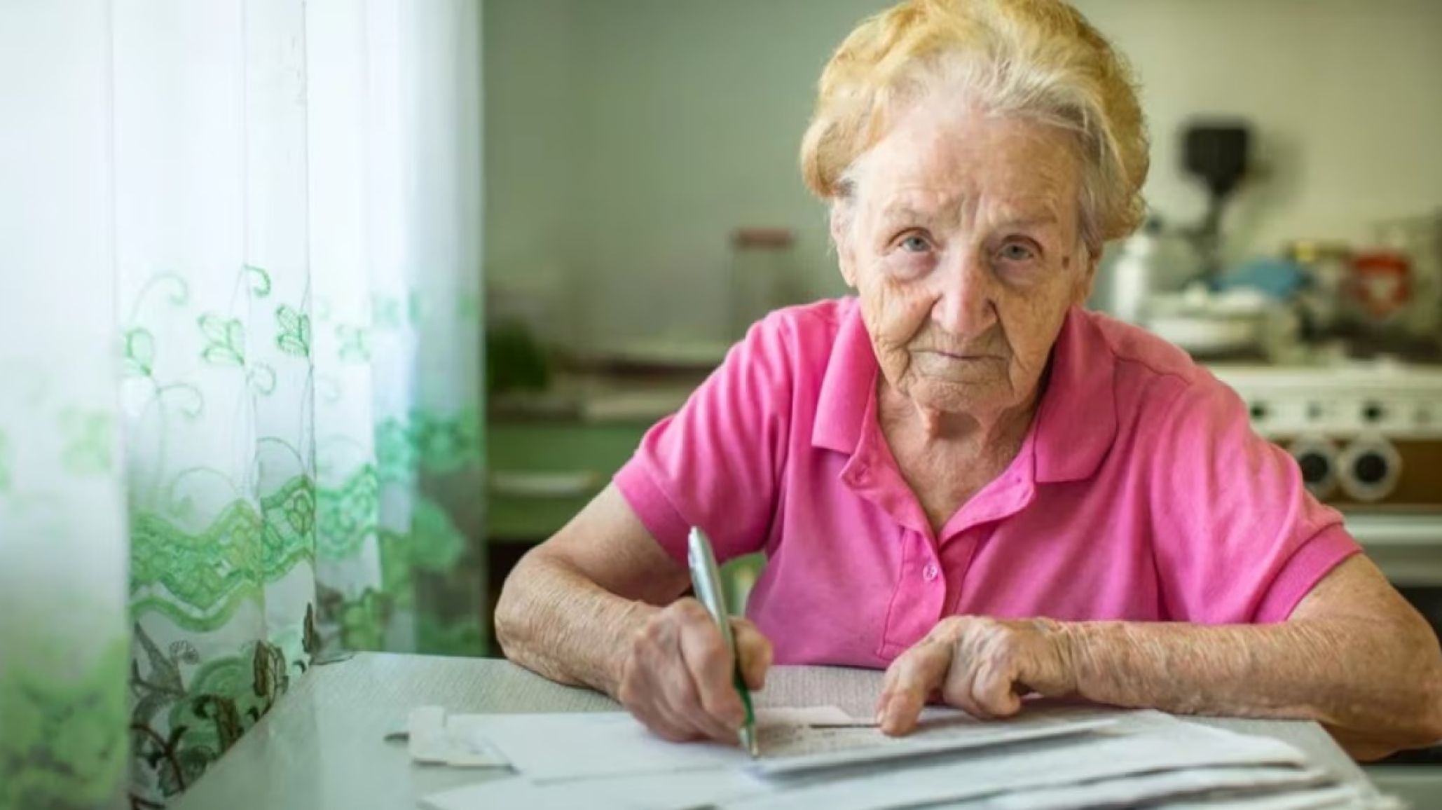 "Alquila una abuela", el fen髆eno que tarifa el cuidado hogare駉 y expone el descarte de las mujeres mayores de 50 a駉s