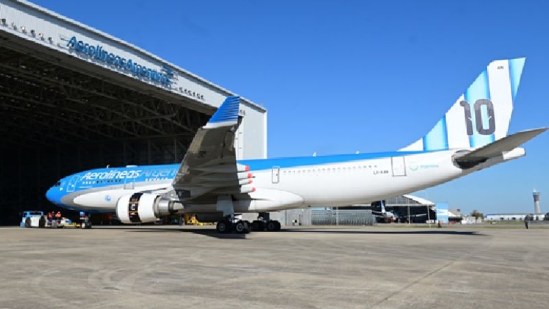 Aerolíneas Argentinas presentó el avión homenaje a Messi de cara al "Mundial más caro de la historia"