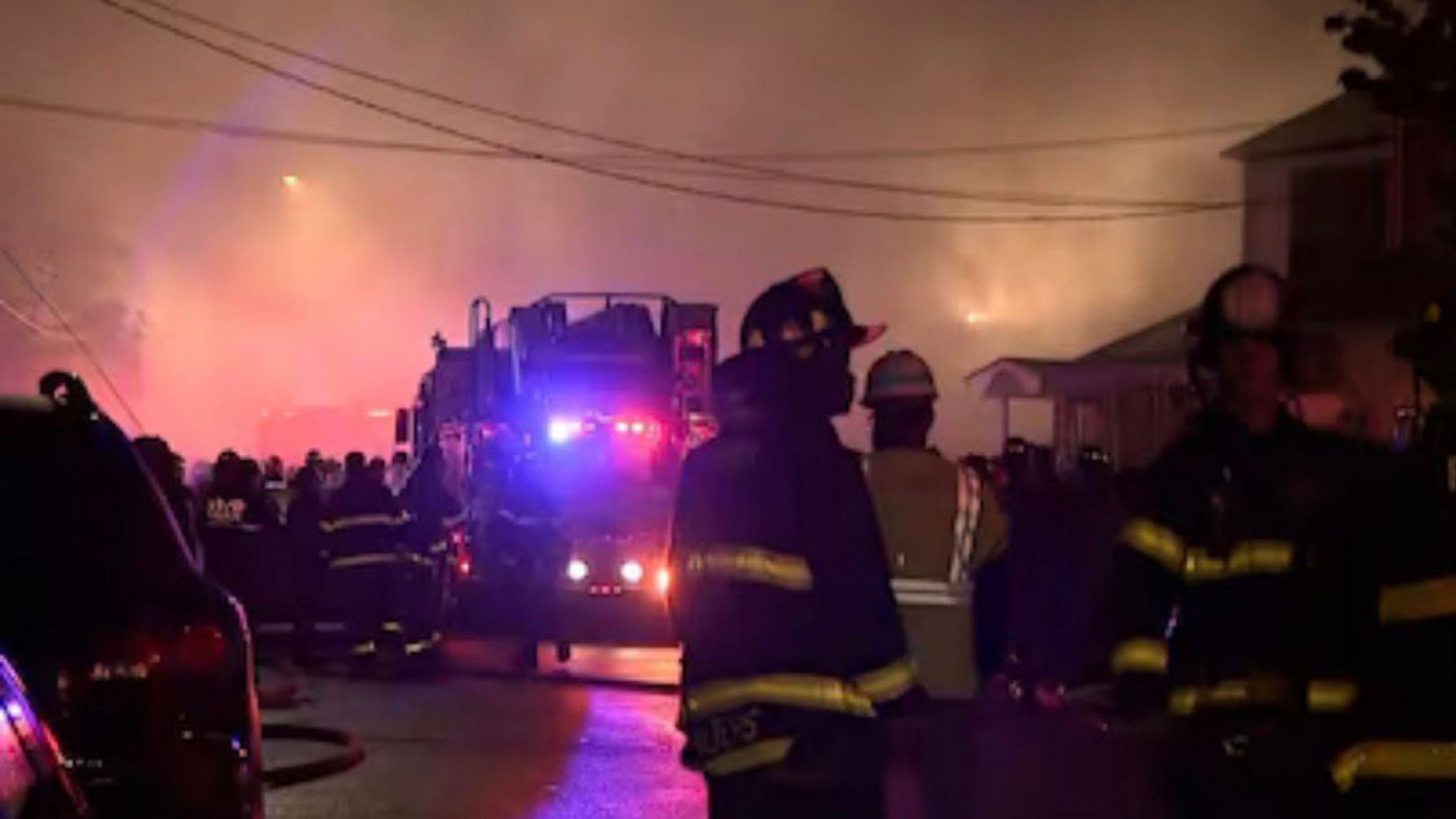 Un muerto y 36 heridos tras explosiones e incendio en un astillero de Nueva York