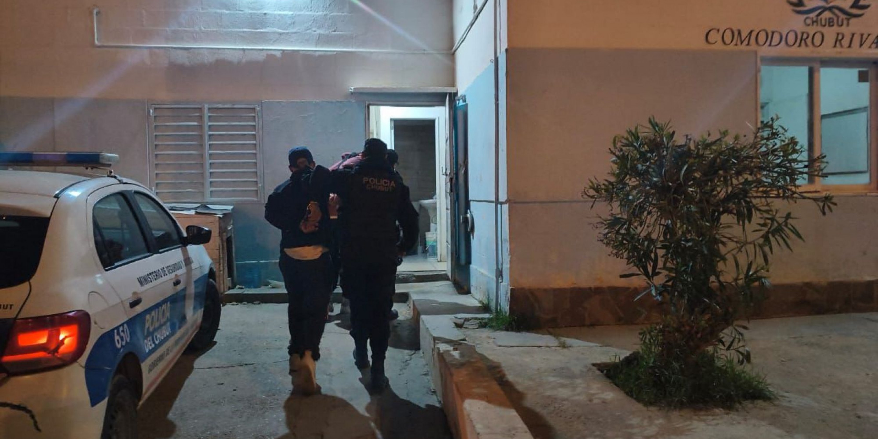 Violento intento de usurpación en Comodoro: cinco detenidos tras amenazas y desalojo de una vivienda