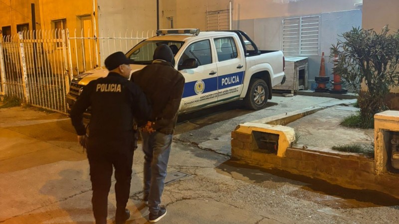 Detuvieron a un hombre con pedido de captura vigente durante un patrullaje en Comodoro