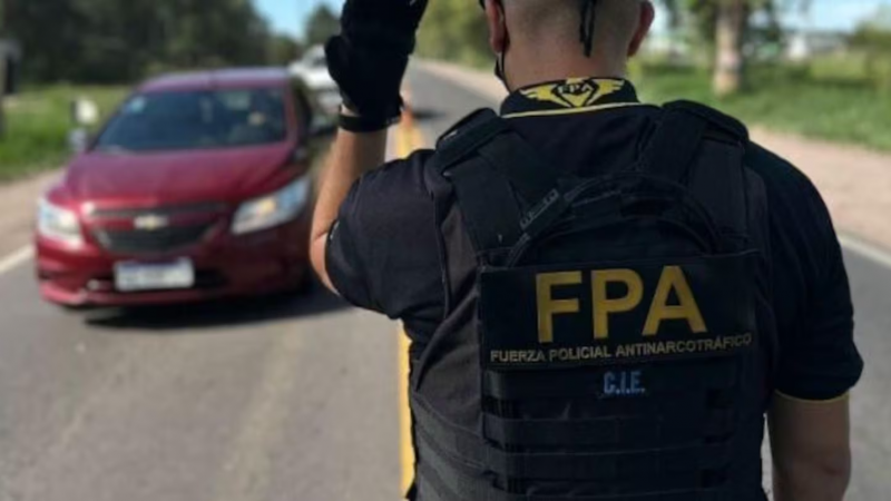 Tiró cocaína por la ventanilla para evitar un control policial y terminó detenido