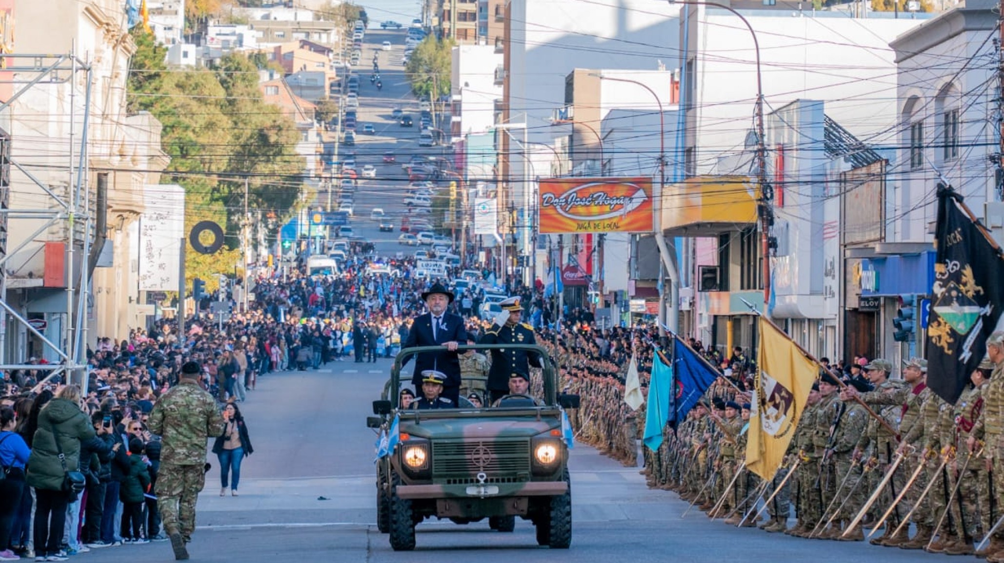 Macharashvili presidio el tradicional desfile por el Dia de la Patria ante una gran convocatoria