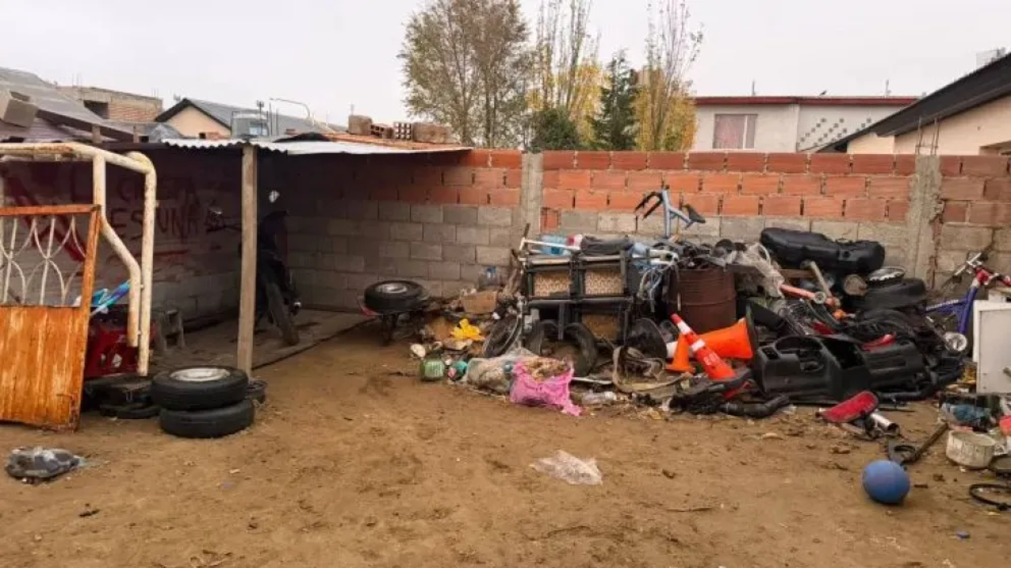 Allanaron talleres clandestinos de motos en Caleta Olivia y secuestraron autopartes