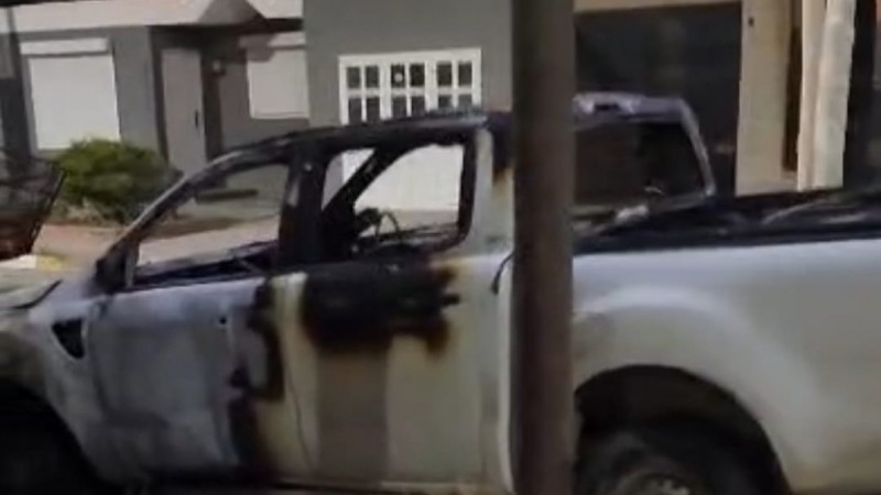 Prendieron fuego una camioneta en plena madrugada