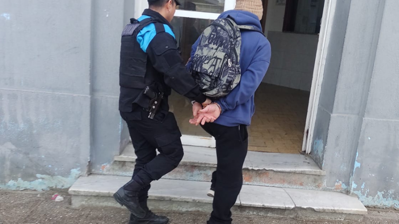 Furia en pleno centro: entró gritando a un comercio, desafió a los policías a pelear y terminó detenido