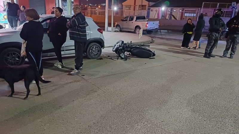 Un motociclista impactó contra un auto estacionado y fue trasladado al hospital