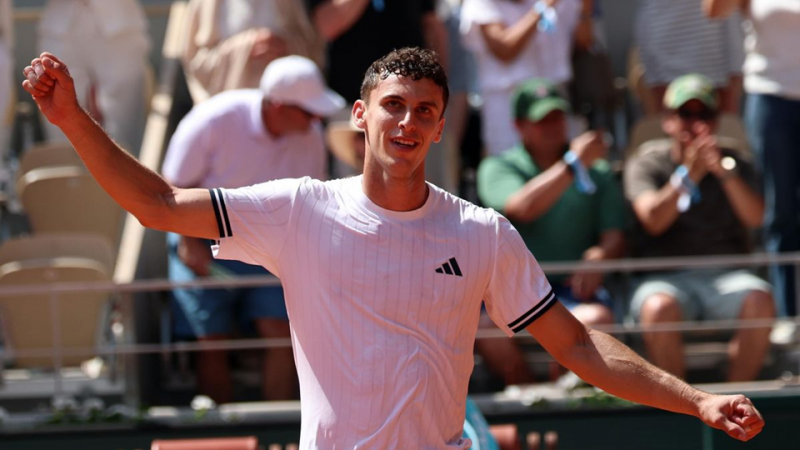 De estar casi eliminado a hacer historia: El argentino Juanma Cerúndolo venció al número 1 del mundo en Roland Garros