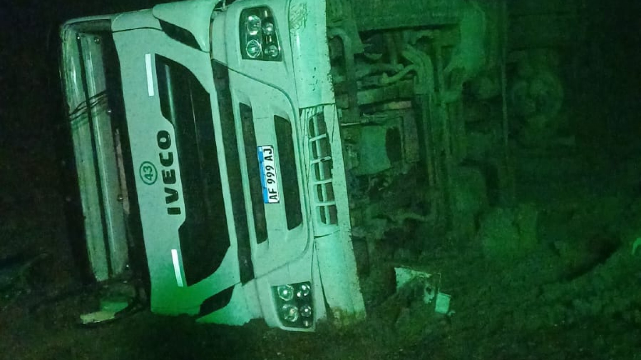 Volcó un camión que transportaba leche sobre la Ruta 3 y el chofer fue trasladado a Comodoro
