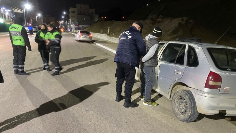 Conductor demorado en el centro de Comodoro Rivadavia tras un control vehicular: intentó agredir a un agente