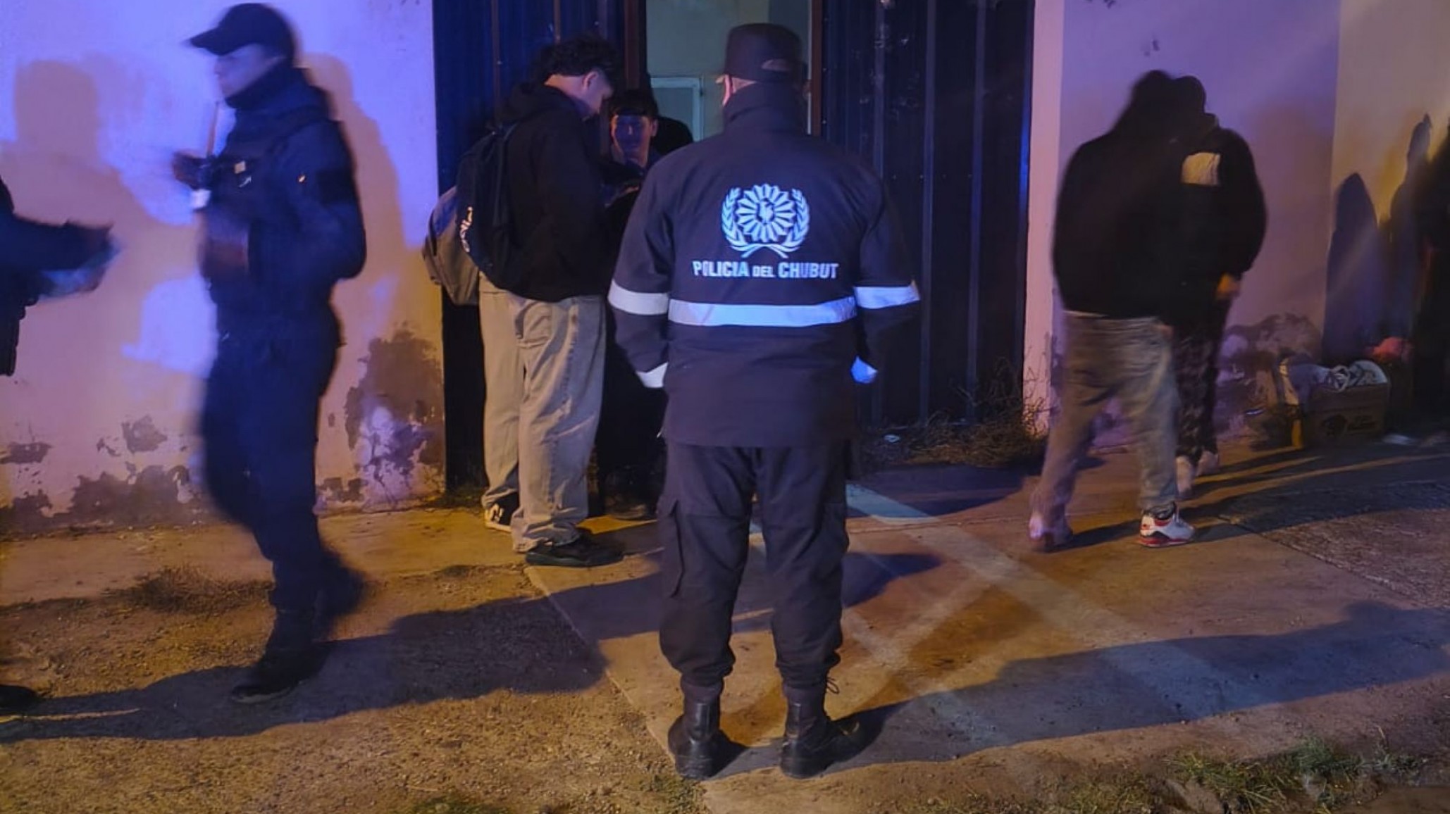 Desarticulan presunta fiesta clandestina en Comodoro Rivadavia: había más de 30 menores y denuncias de agresión