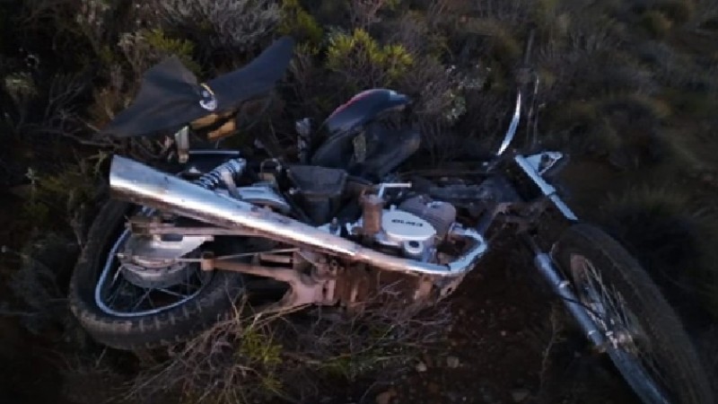 Caleta Olivia: un policía pelea por su vida tras ser embestido en moto por un auto