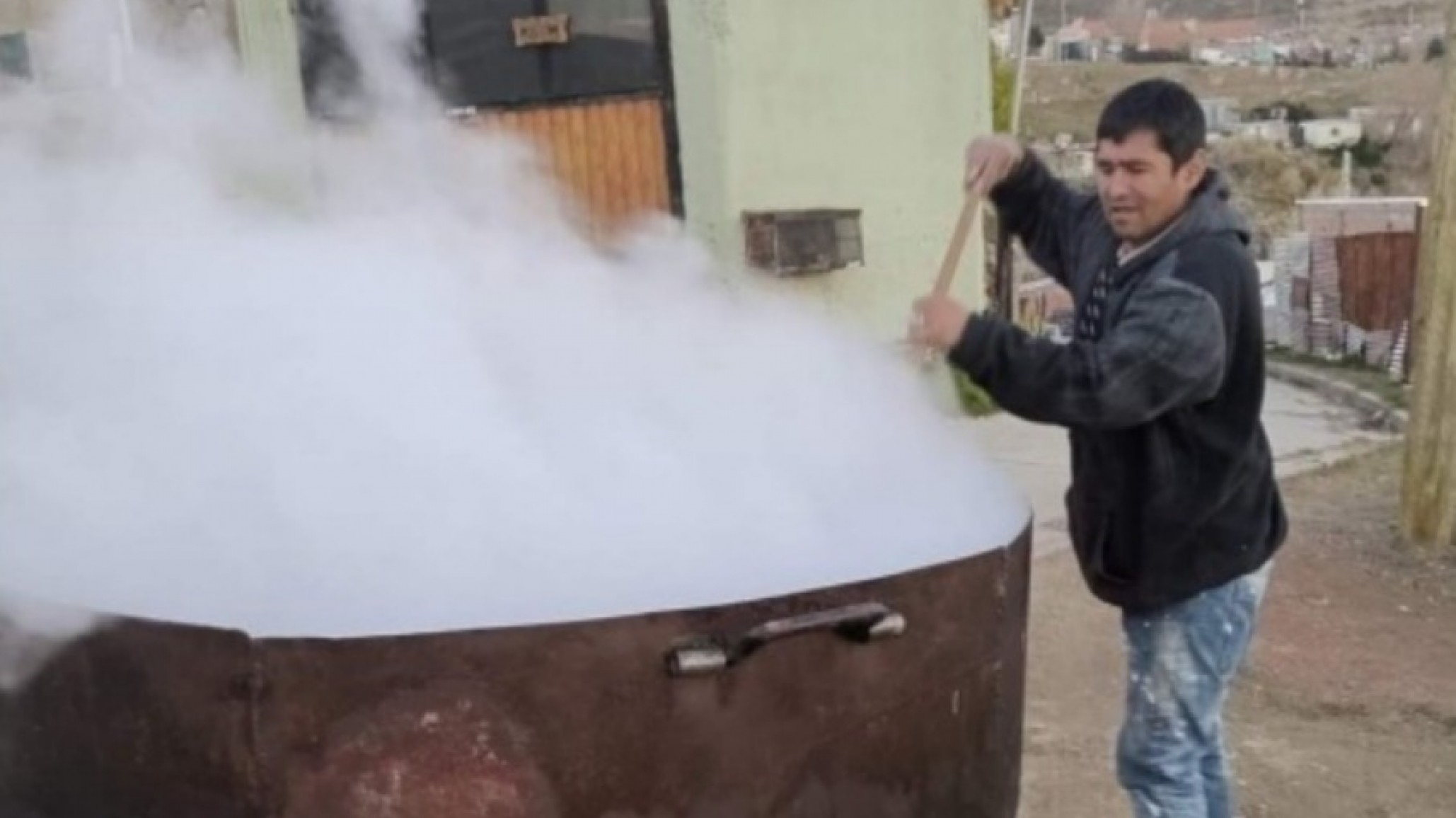 "Es impresionante la necesidad que hay": vuelven las ollas solidarias a los barrios de Comodoro
