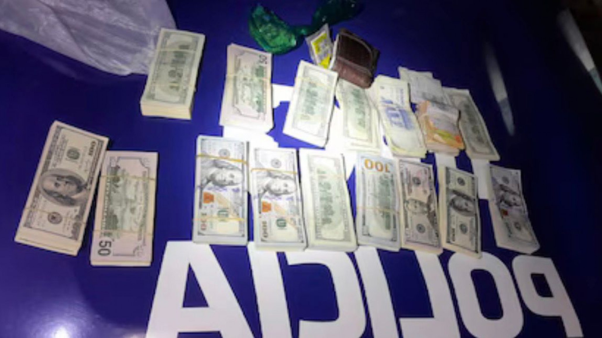 Llevaba más de 127 mil dólares y un millón de pesos en efectivo, intentó sobornar a la Policía y terminó detenido