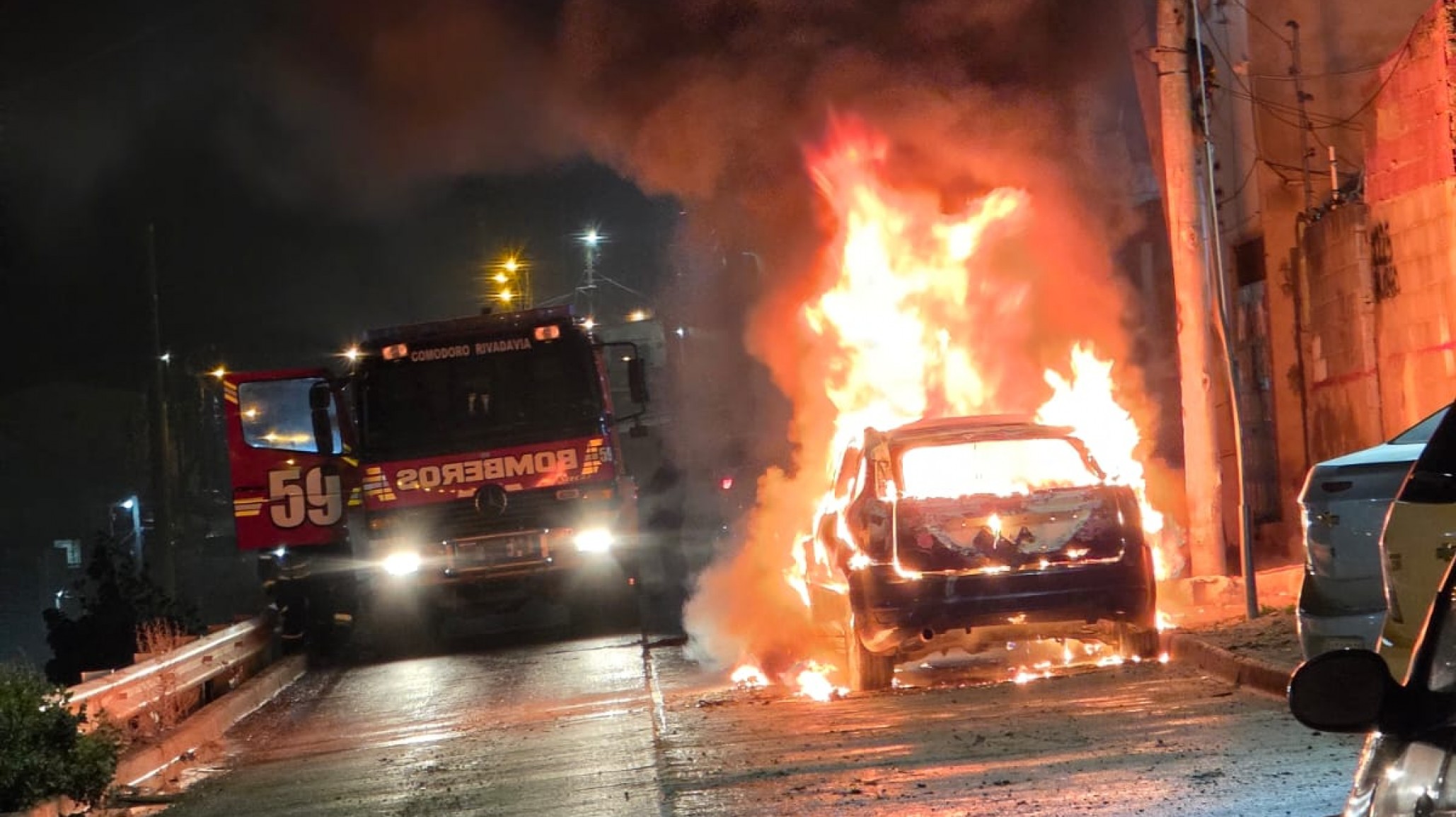 Investigan el incendio de un auto y sospechan que fue intencional