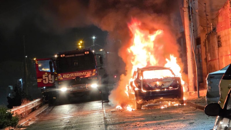 Investigan el incendio de un auto y sospechan que fue intencional